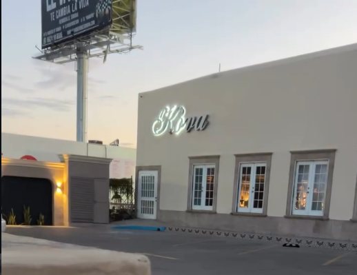 Fachada iluminada de KOVA Eventos en Hermosillo