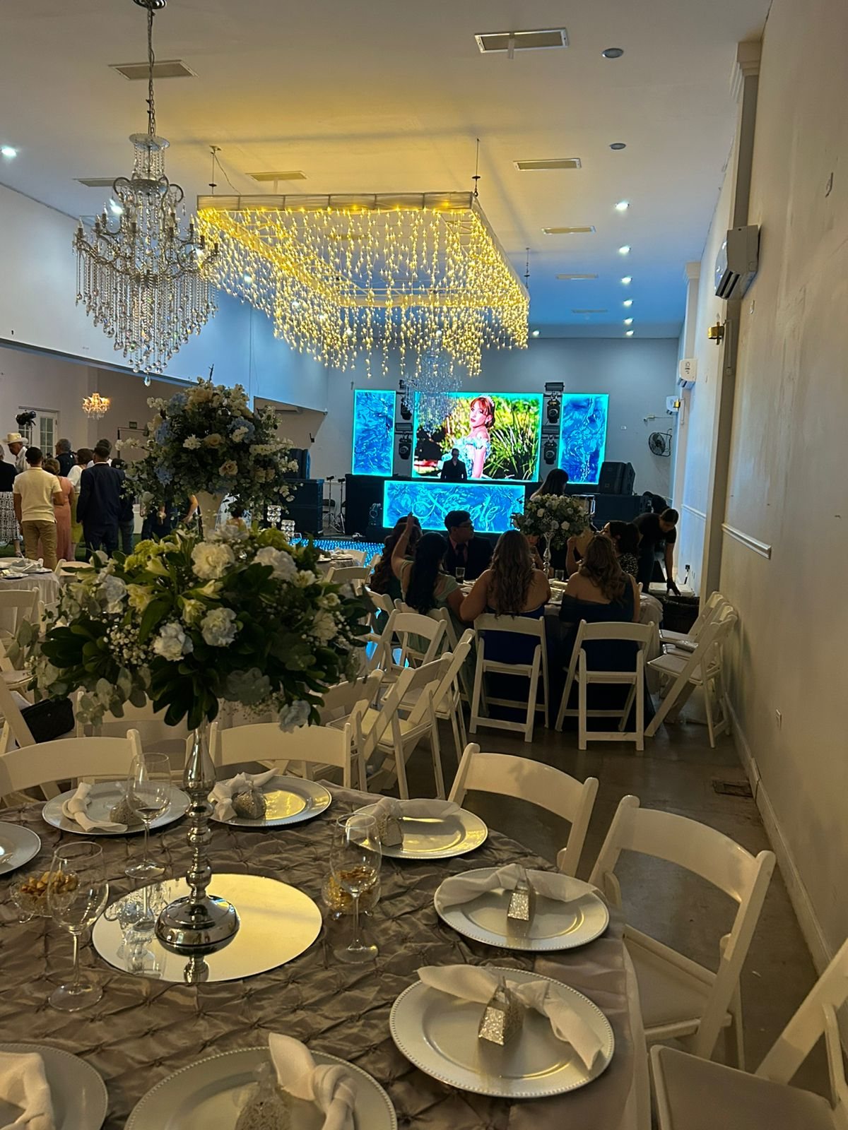 Salón amplio de KOVA con candelabros e iluminación