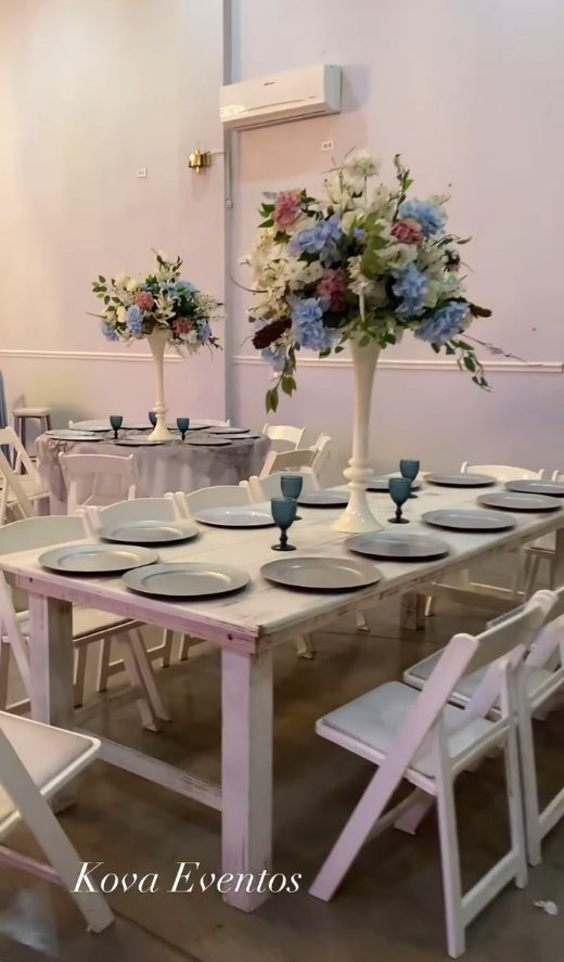 Detalle de mesa con centro floral