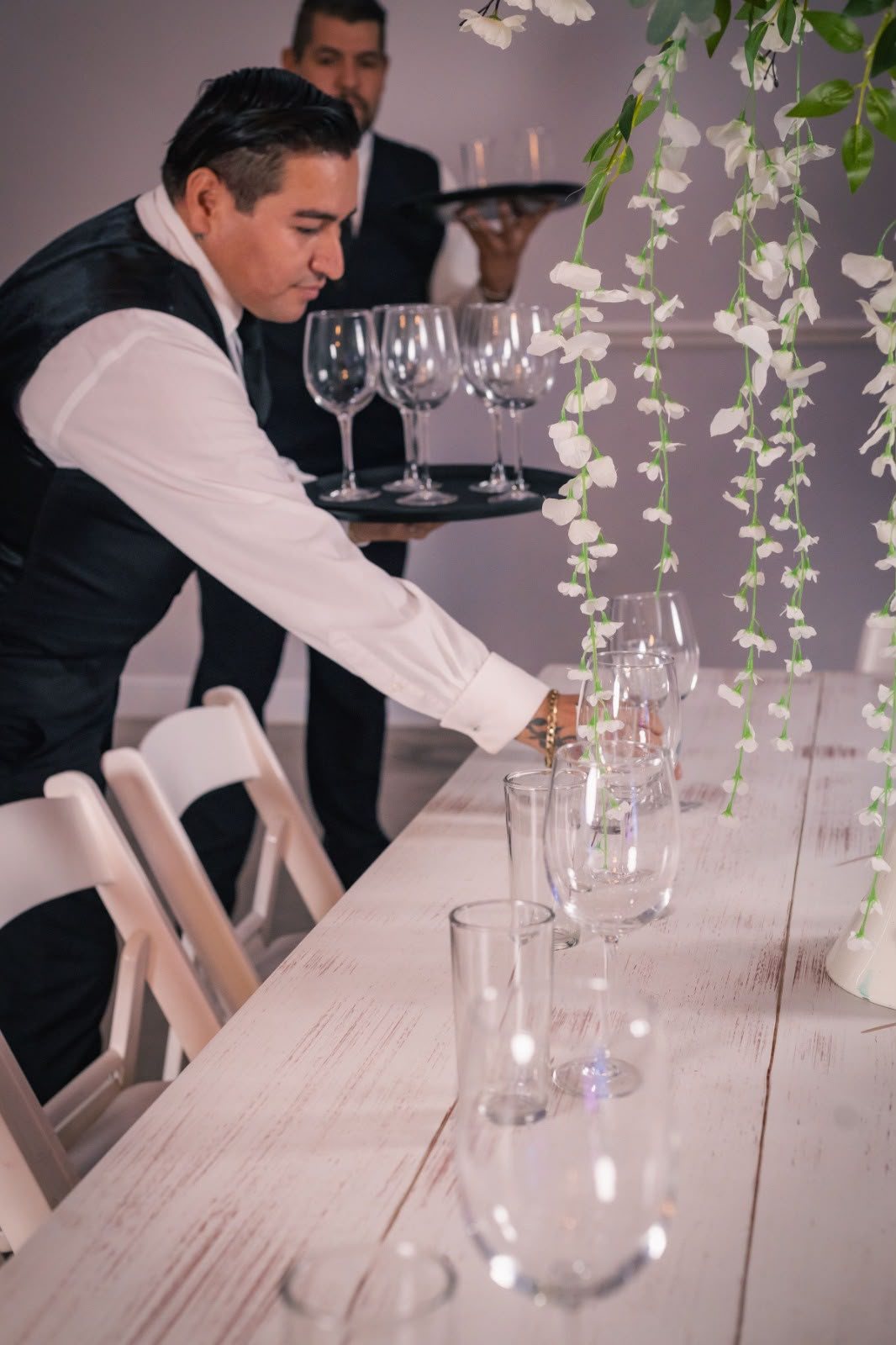 Personal capacitado y meseros de KOVA Eventos atendiendo un evento